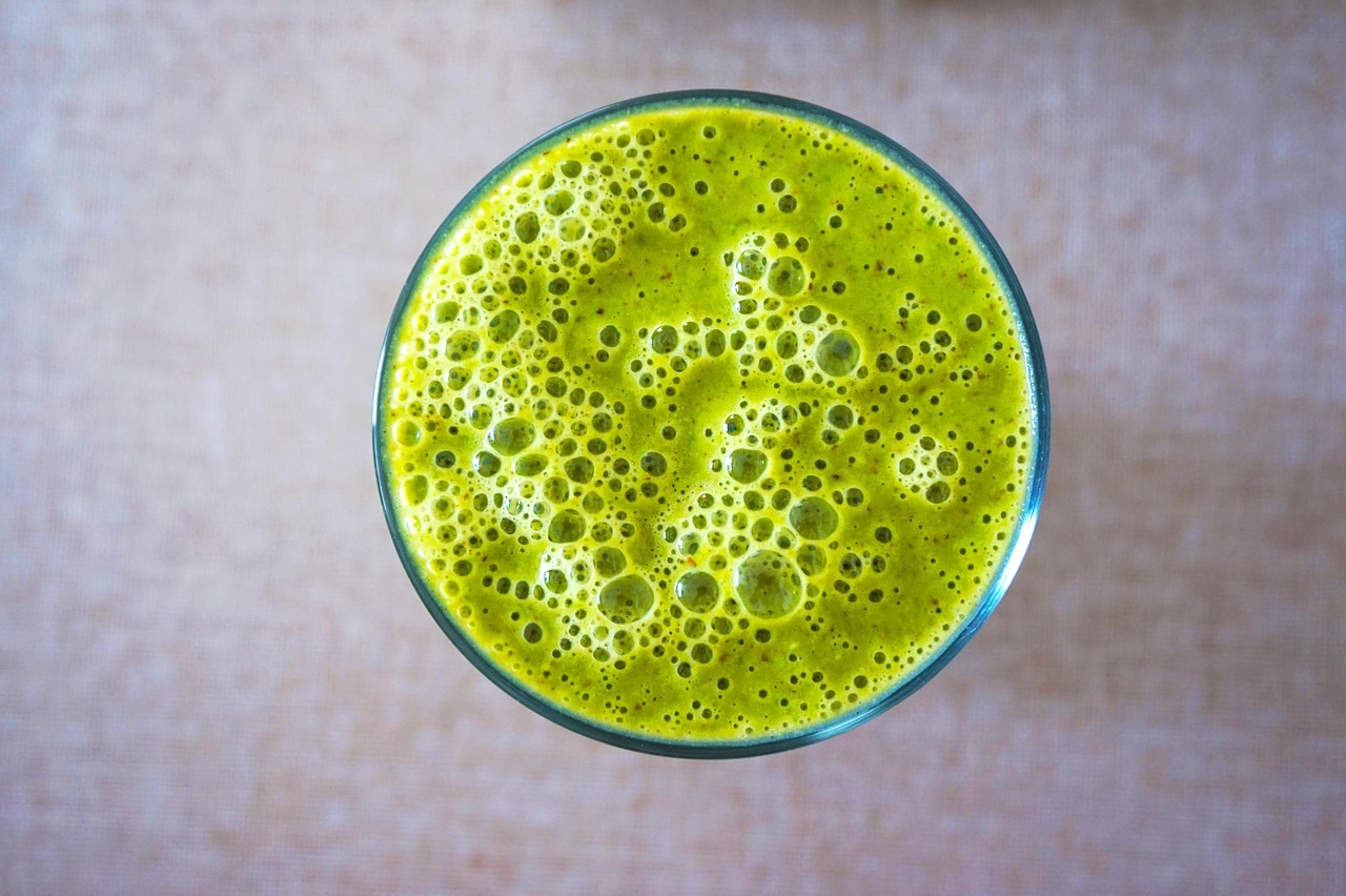 Green smoothie with hand blender
